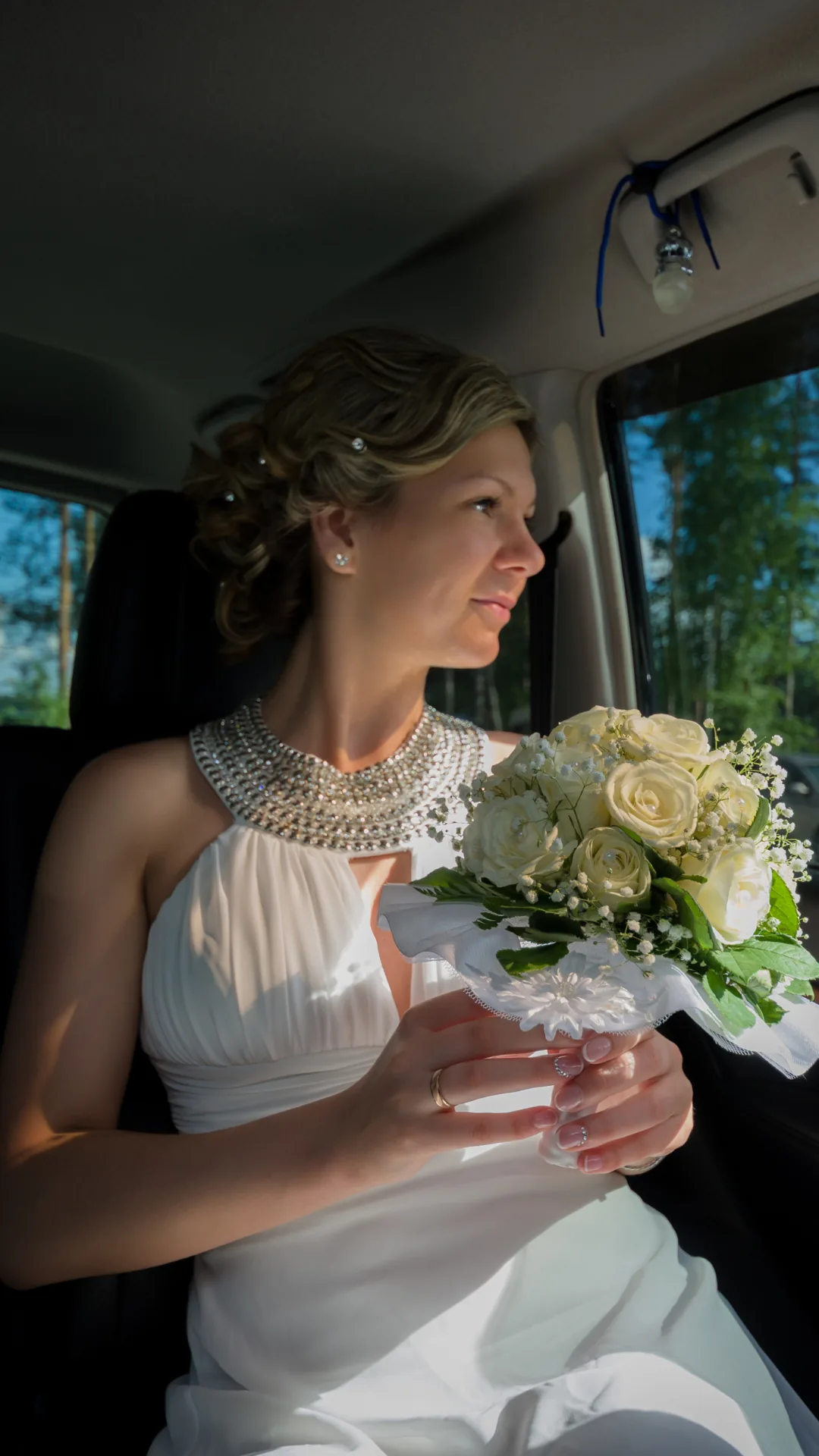 Coche de boda en Madrid — novia llegando en un coche con chófer