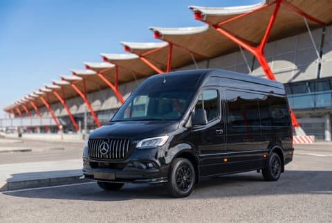 Microbús Sprinter negro en la Terminal 4 de Madrid-Barajas — microbuses Sprinter y autocares para grupos de 16 a 55 pasajeros