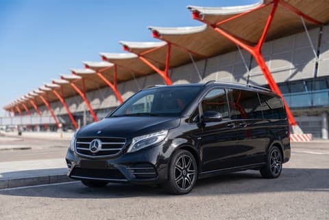 Clase V negro en la Terminal 4 de Madrid-Barajas — premium, hasta 7 plazas