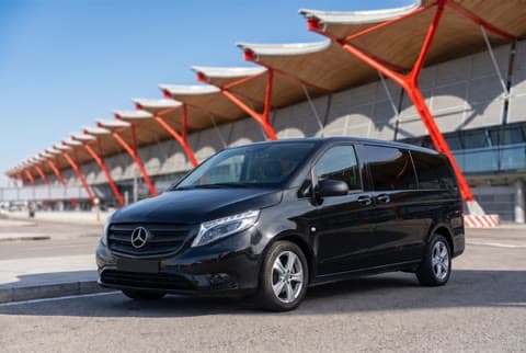 Vito negro de 8 plazas en la Terminal 4 de Madrid-Barajas — 8 plazas, 8 maletas