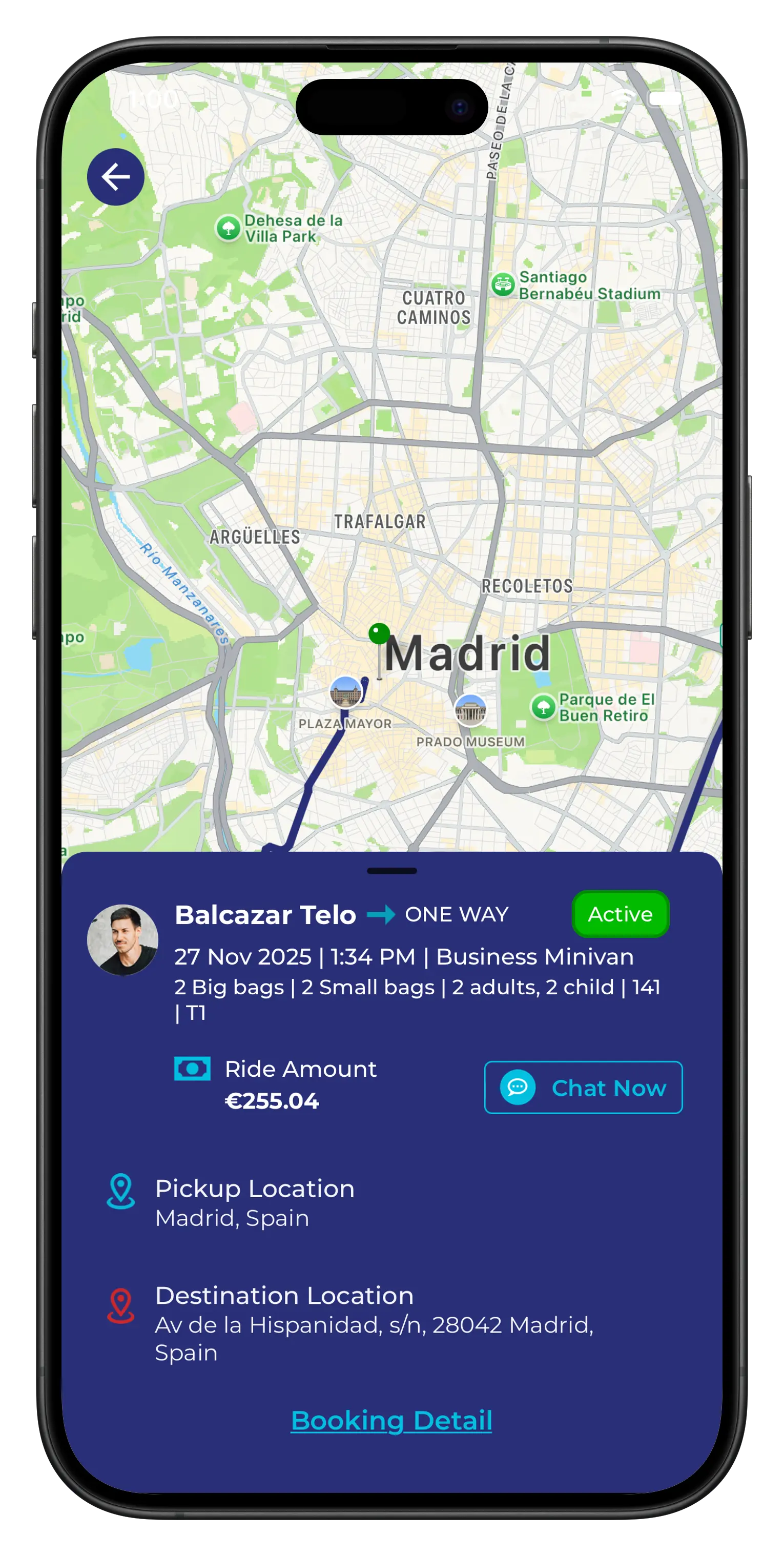 App de Pickup Time mostrando un mapa de Madrid y una tarjeta de reserva con el conductor, una Business Minivan, pasajeros y maletas, el precio y los puntos de recogida y destino.
